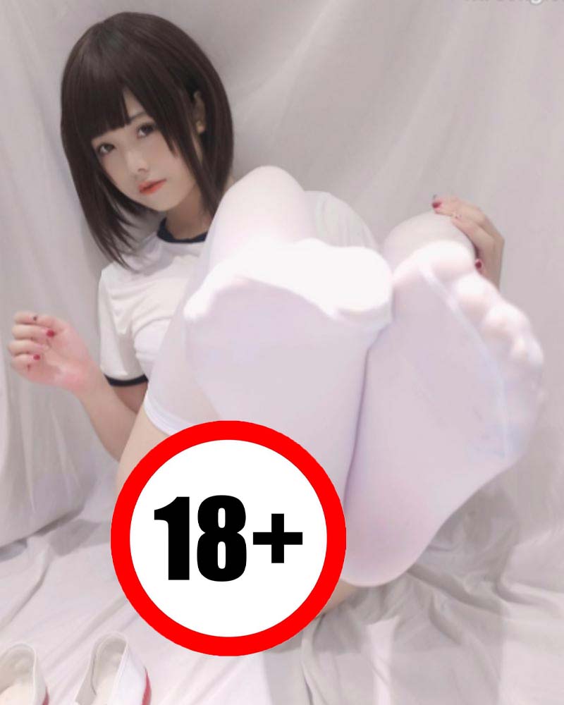 Hot girl Trung Quốc gây tranh cãi khi chụp ảnh 18+ với đồng phục học sinh