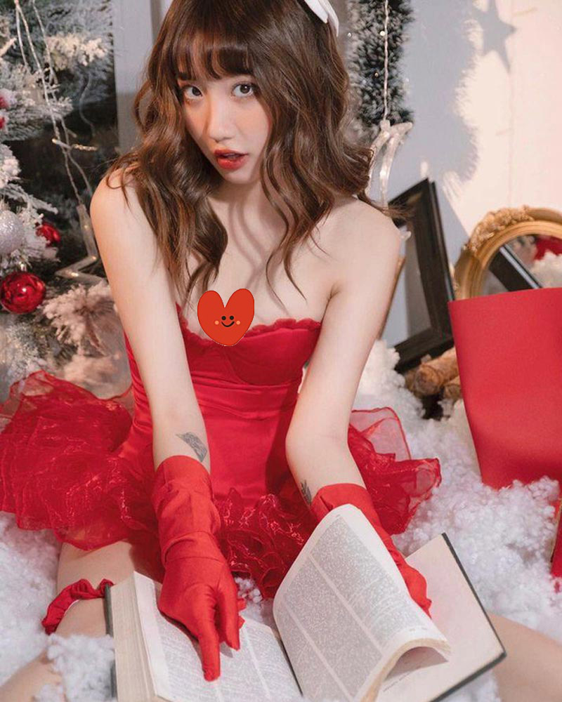 Huyền 2k4 diện váy sexy khoe vòng 1 muốn nhảy ra đón Noel 3