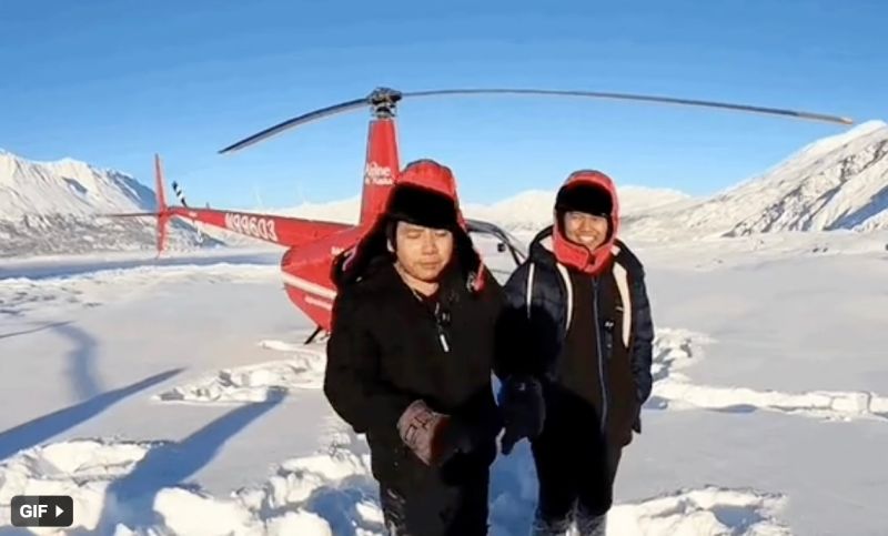 Khoa Pug và Vương Phạm đến Alaska bằng trực thăng