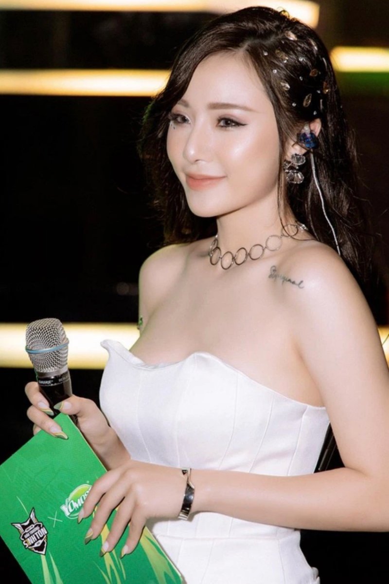 Nữ MC Minh Anh đẹp tuyệt mỹ