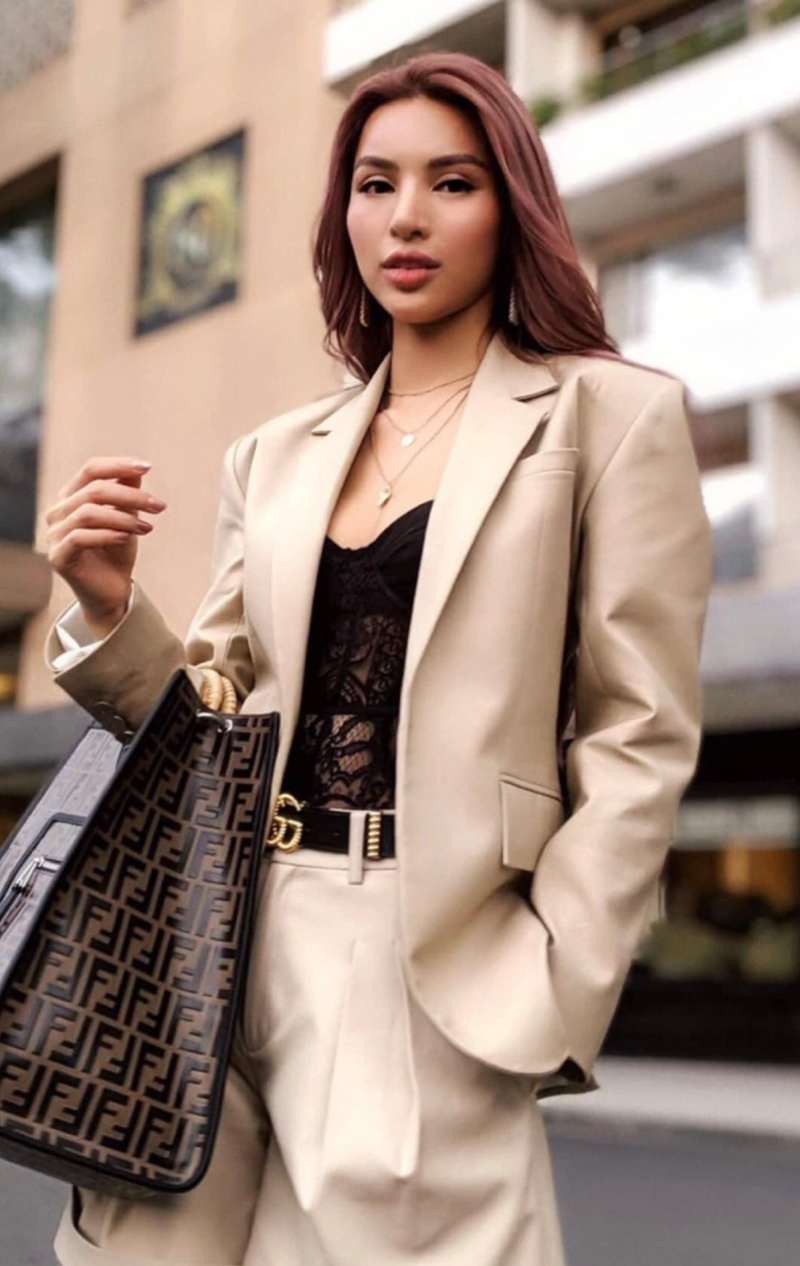 Siêu mẫu Khả Trang trong bộ vest lịch lãm
