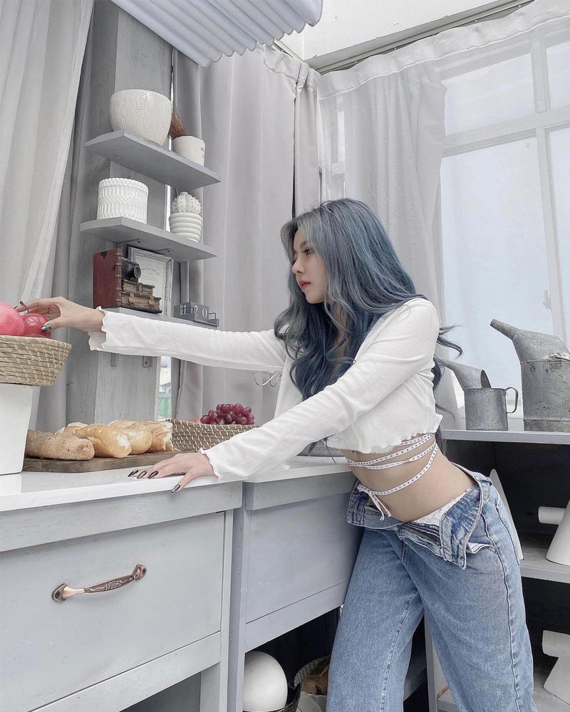 Streamer Ohsusu không kéo khóa quần vô tư đăng ảnh sexy 3