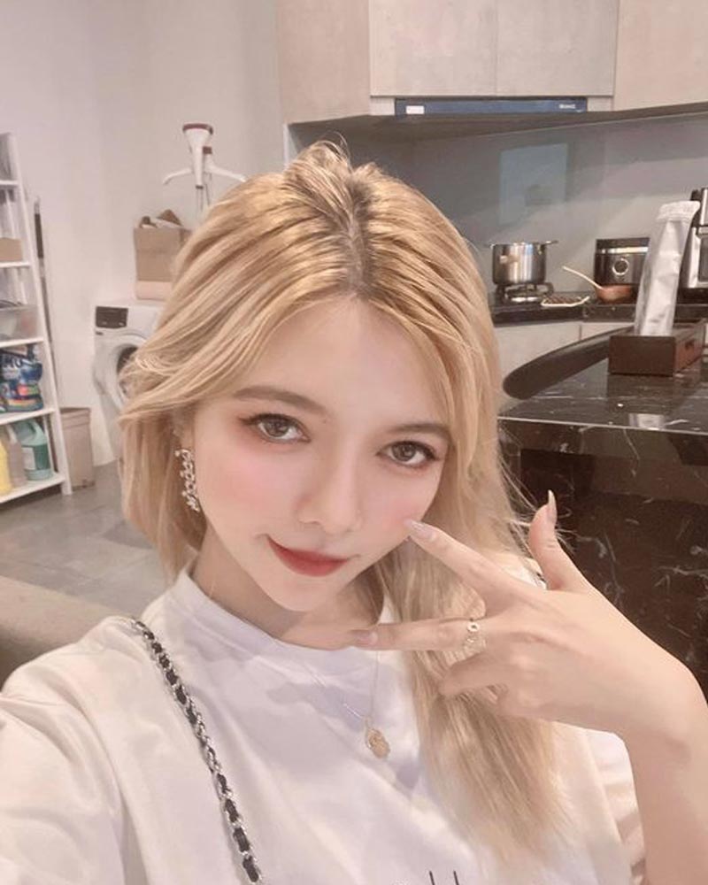Streamer Ohsusu không kéo khóa quần vô tư đăng ảnh sexy 1