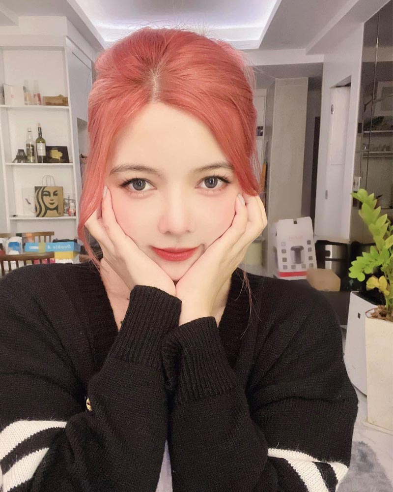 Streamer Ohsusu không kéo khóa quần vô tư đăng ảnh sexy 7