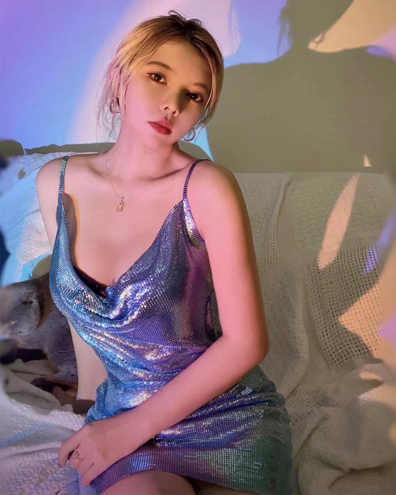 Streamer Ohsusu không kéo khóa quần vô tư đăng ảnh sexy 2