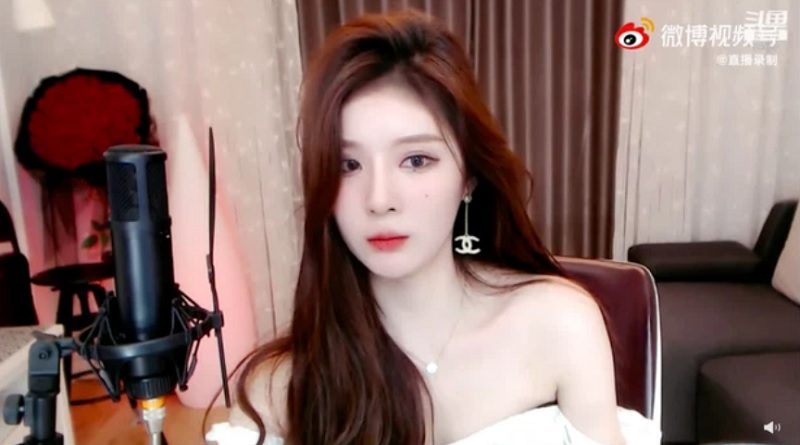 Streamer sexy chia sẻ chuyện 18+