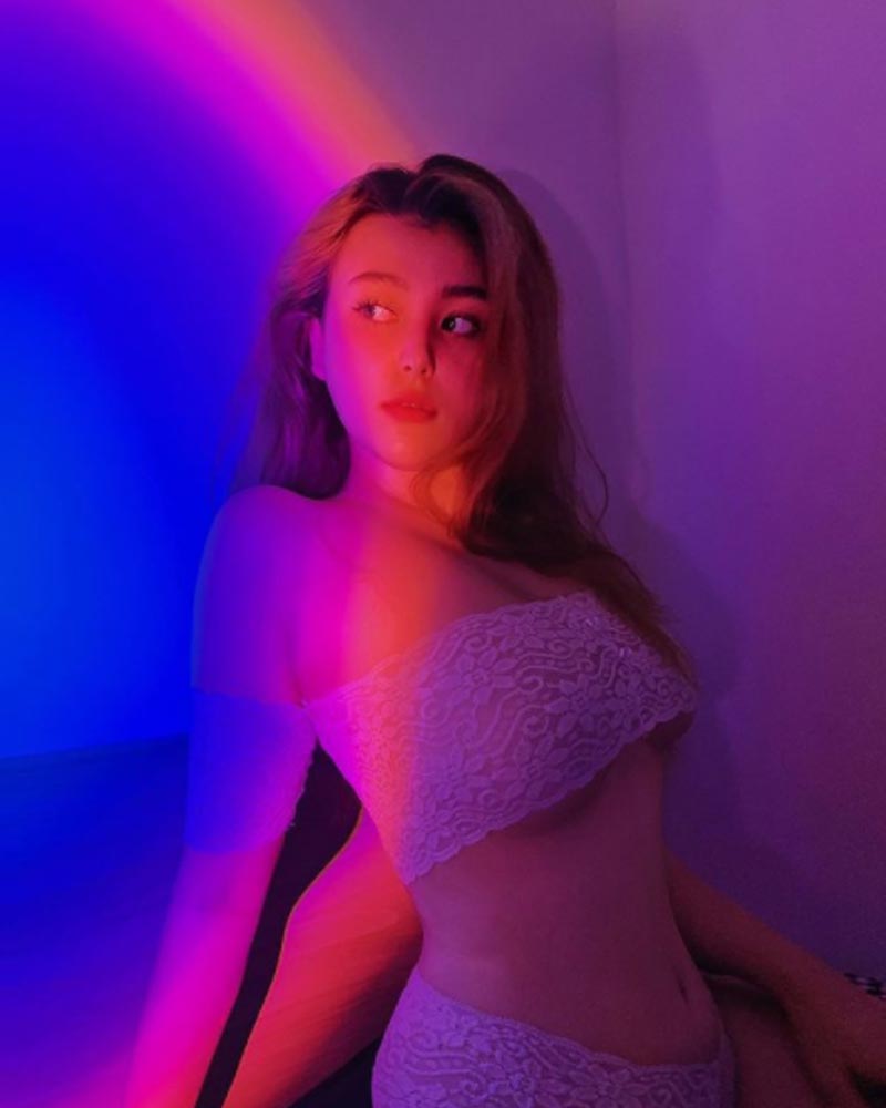 Sunna diện váy sexy mặc như không mặc lấp ló chỗ nhạy cảm 2