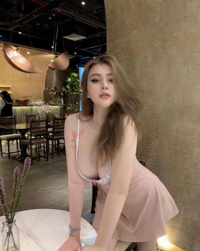 Sunna diện váy sexy mặc như không mặc lấp ló chỗ nhạy cảm 4