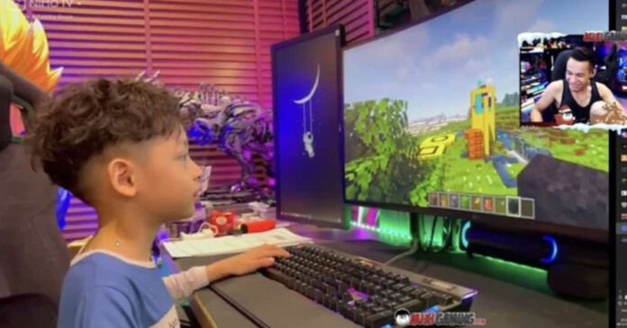 tung-soi-con-do-mixi-moi-5-tuoi-ma-da-choi-minecraft-7 Tùng Sói - Quý tử Độ Mixi mới 5 tuổi mà đã chơi Minecraft