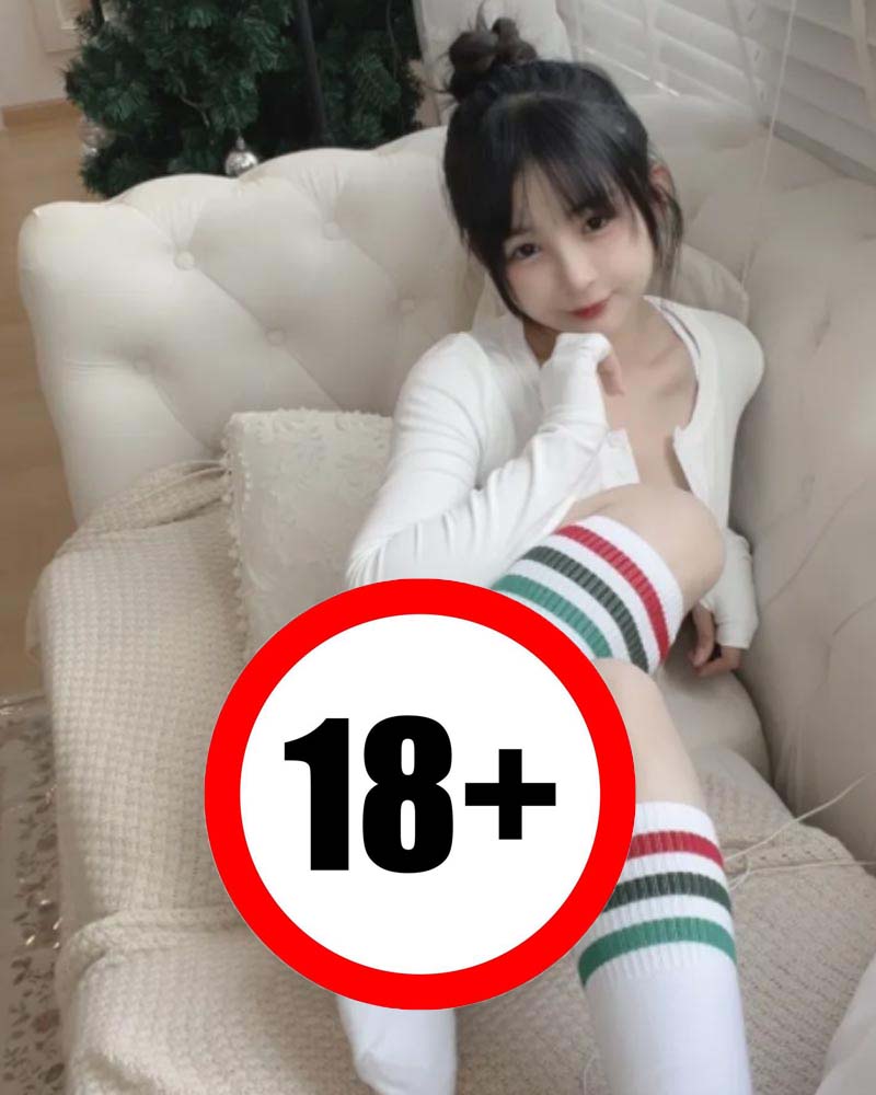 Hot girl 18+ khoe ngôi nhà đẹp như cung điện nhưng fan chỉ chú ý đến chiếc quần lót bé xíu