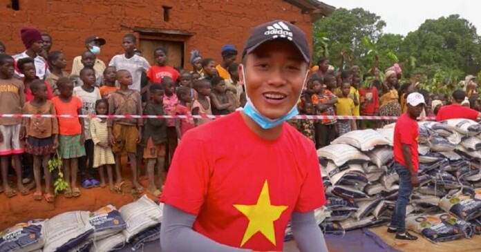 quang linh vlog - clip phát gạo bị dân trung quốc vào nhận vơ là của dân mình quang linh vlog - clip phát gạo bị dân trung quốc vào nhận vơ là của dân mình