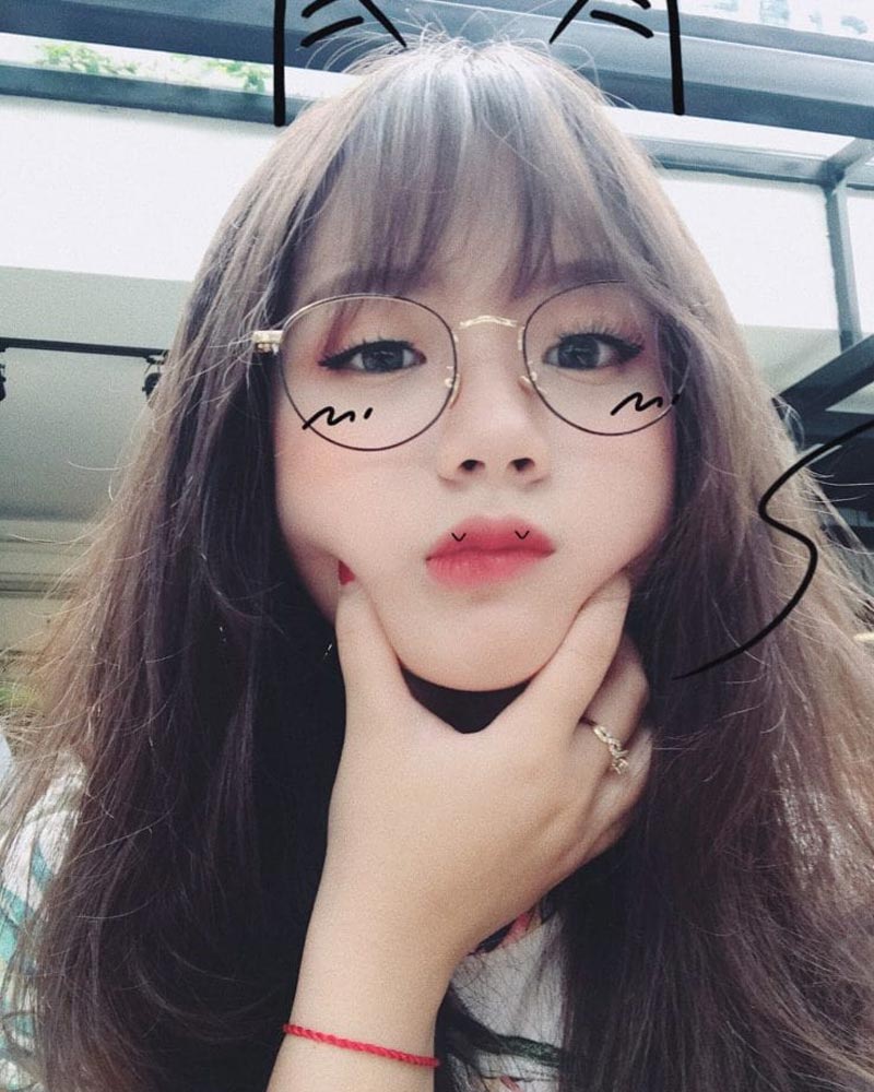 The image of a pretty girl with long hair wearing glasses has good taste 12