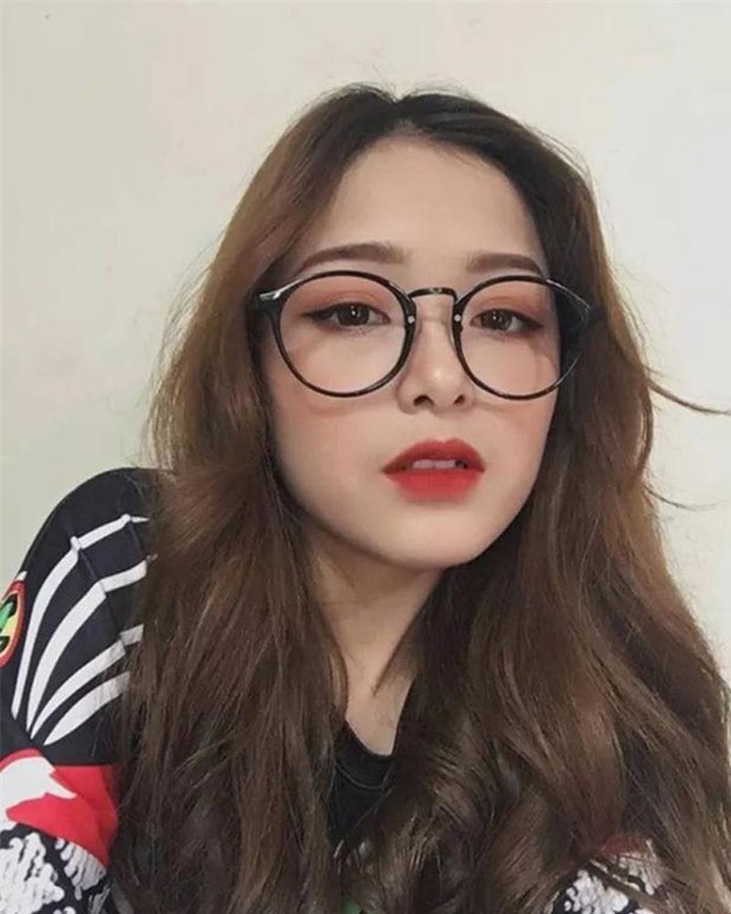 The image of a pretty girl with long hair wearing glasses has good taste 14