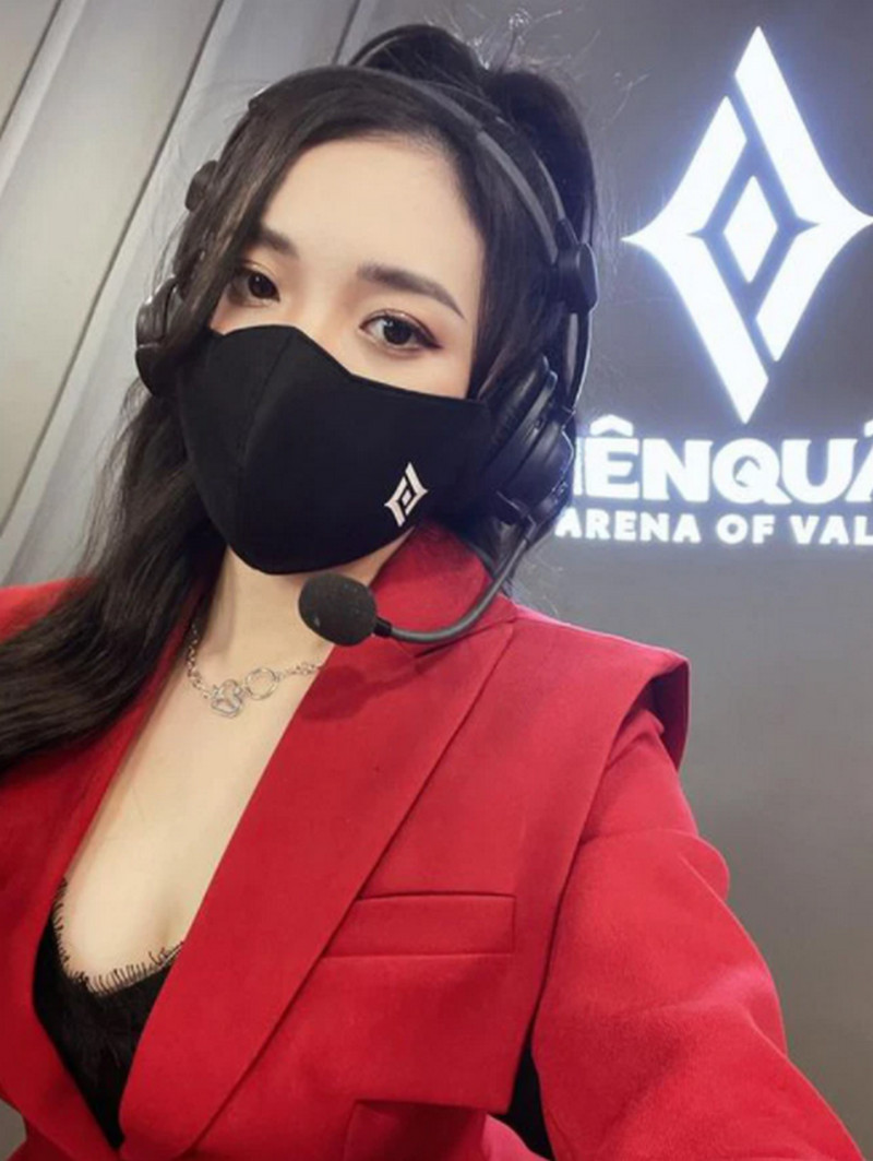 MC Phương Thảo bị so sánh với nữ đồng nghiệp ngày “comeback”