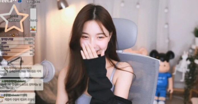 Nữ streamer “dọa” cởi đồ trên sóng, lượt xem tăng vèo vèo nhưng chỉ nở nụ cười “gian manh” Nữ streamer “dọa” cởi đồ trên sóng, lượt xem tăng vèo vèo nhưng chỉ nở nụ cười “gian manh”
