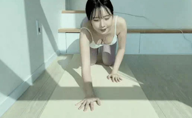 nữ streamer tập yoga trên không