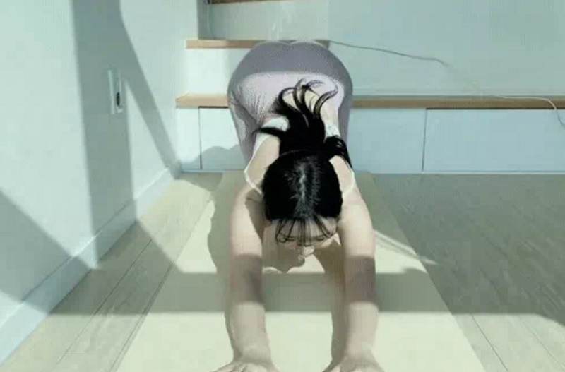 nữ streamer tập yoga trên sóng