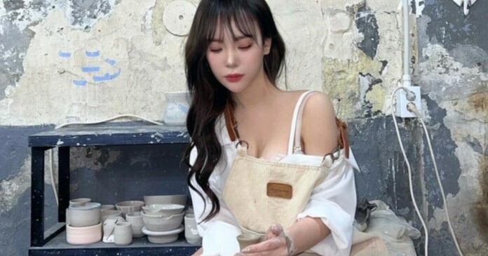 Nữ streamer mặc đồ hở hang đi làm gốm, cộng đồng mạng chỉ quan tâm 1 điều duy nhất Nữ streamer mặc đồ hở hang đi làm gốm, cộng đồng mạng chỉ quan tâm 1 điều duy nhất