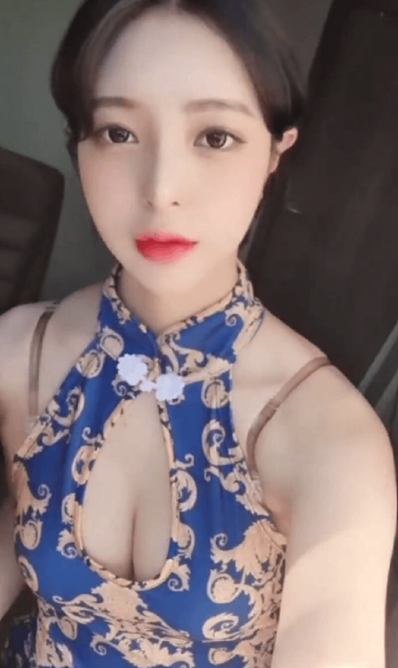 Nữ streamer Hàn Quốc Haeun diện sườn xám gợi cảm