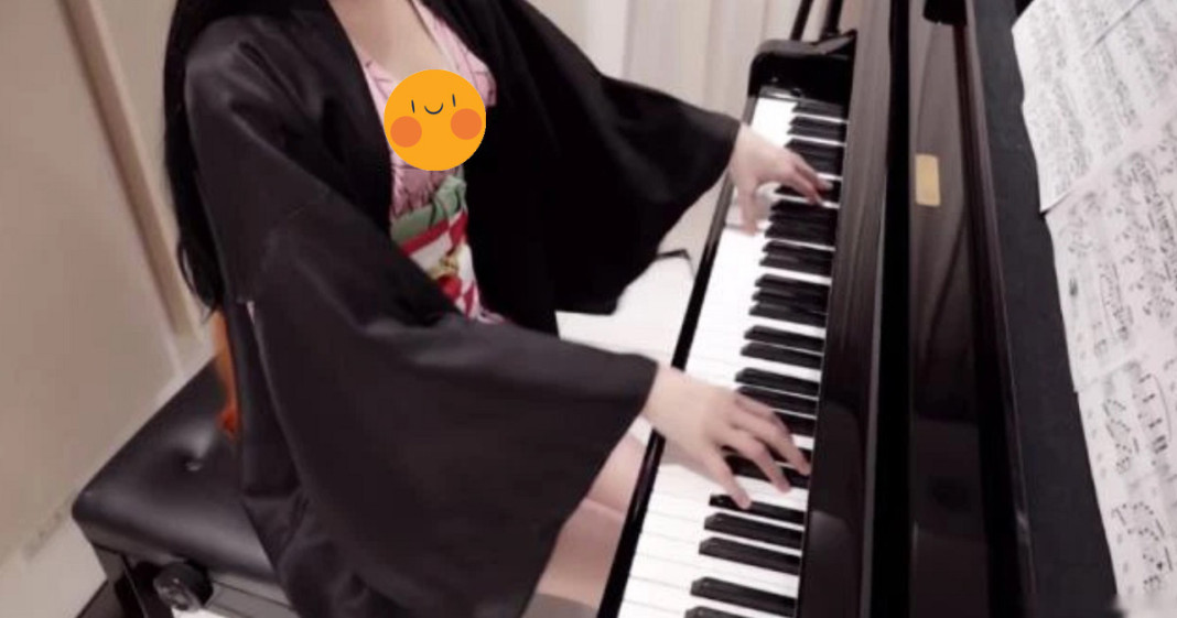 Dù đã giấu mặt, nữ streamer khoe vòng 1 quá đà nhận về cái kết “khóc ròng”