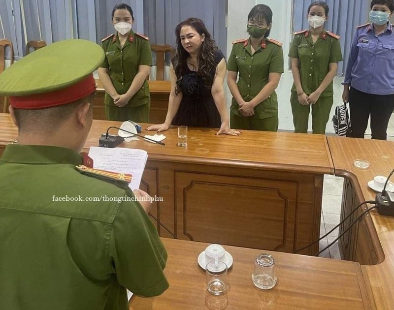 Hình ảnh công an đang đọc quyết định bắt tạm giam bà Nguyễn Phương Hằng