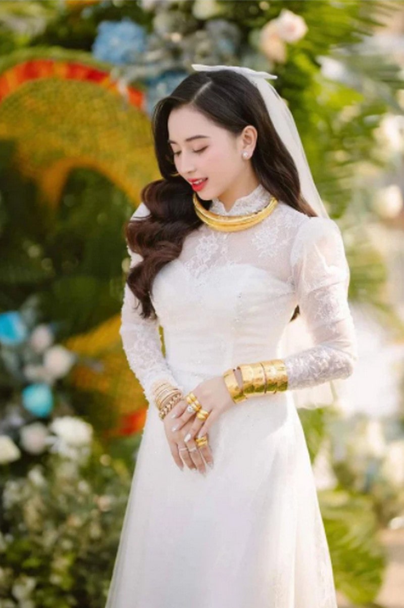 Cô dâu 10 tỷ gây bão mạng còn có nhan sắc cực phẩm
