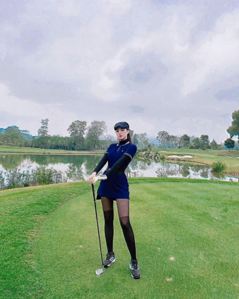 Gái xinh chơi golf: Trăm triệu đô, quần áo nhiều vô kể, view…