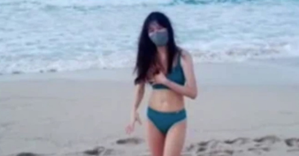 Màn chơi trội của nữ streamer bikini ra biển khi thời tiết âm độ khiến người xem thích thú