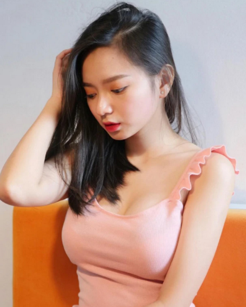 Nữ streamer sexy một thời “comeback” làng game trong nỗi lo