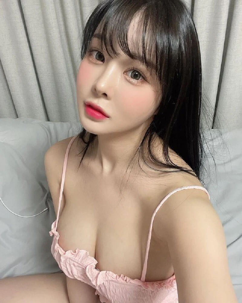Nữ streamer xinh đẹp người Hàn Quốc này luôn táo bạo trong mỗi lần lên sóng