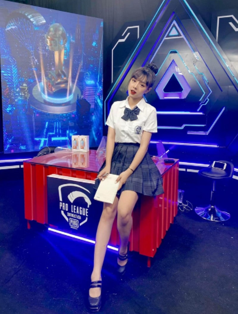 MC Thảo Trang cosplay nữ sinh khiến dân tình “rung rinh”