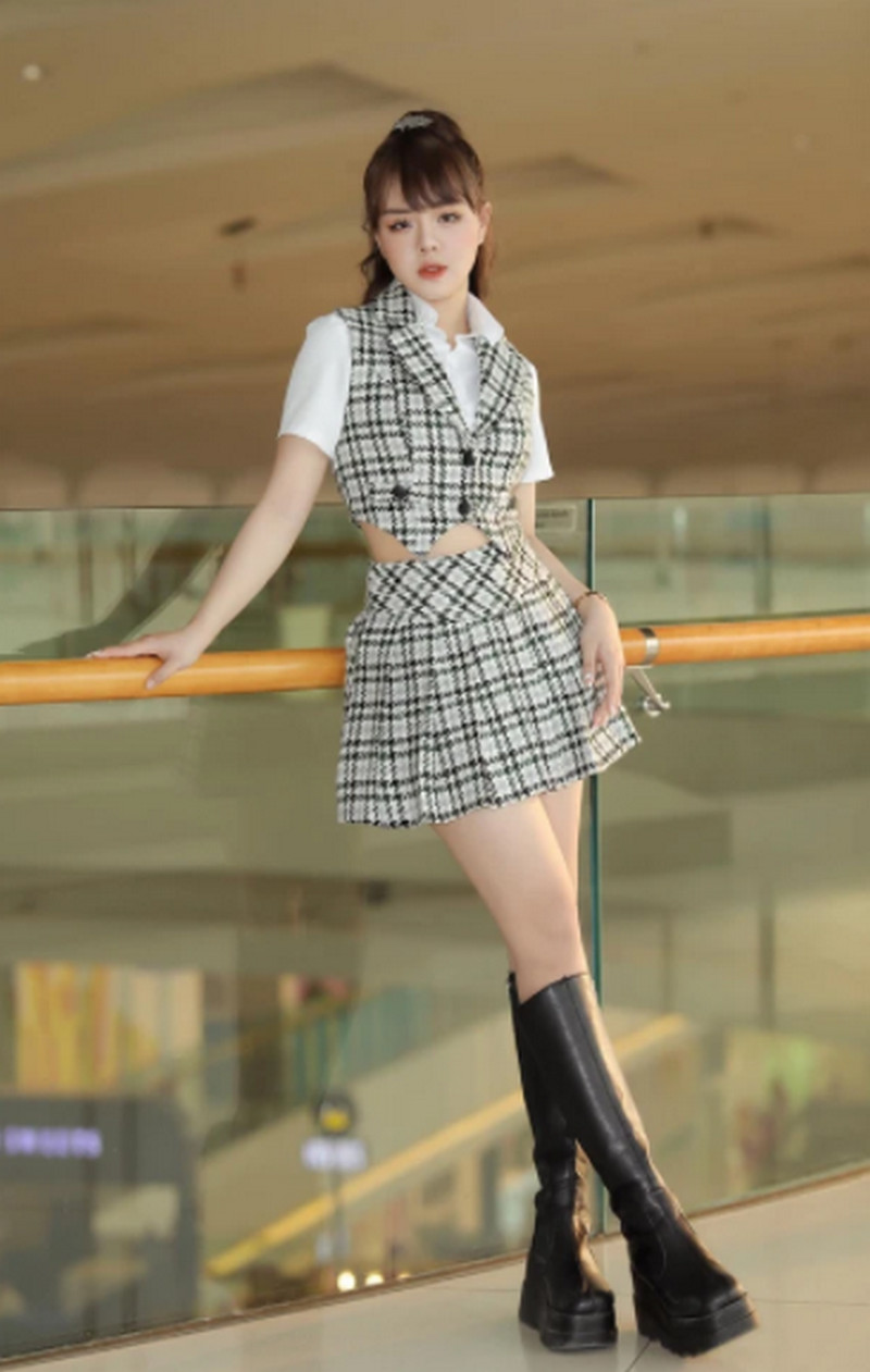 MC Thảo Trang cosplay nữ sinh khiến dân tình “rung rinh”