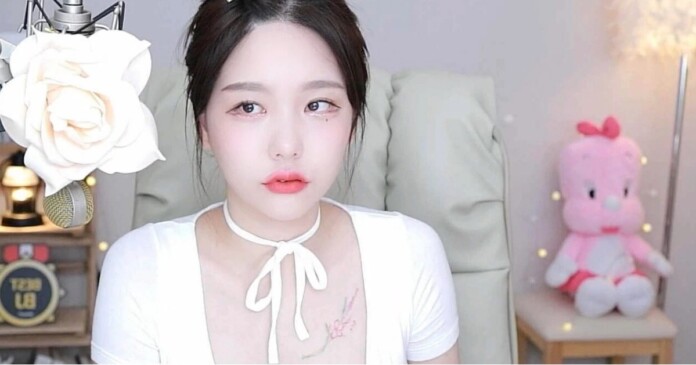 Nữ streamer mặc bó bên ngoài, thả rong bên trong thách thức BQT Nữ streamer mặc bó bên ngoài, thả rong bên trong thách thức BQT