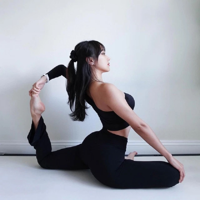 Nữ streamer nổi tiếng với những bài tập yoga nghệ thuật