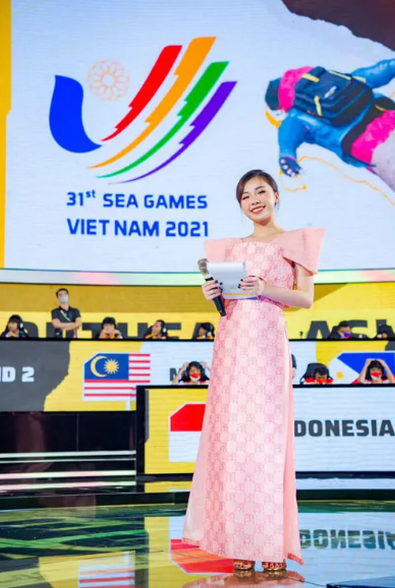 Những nữ MC làng game diện áo dài tại SEA Games 31 khiến vạn người mê.