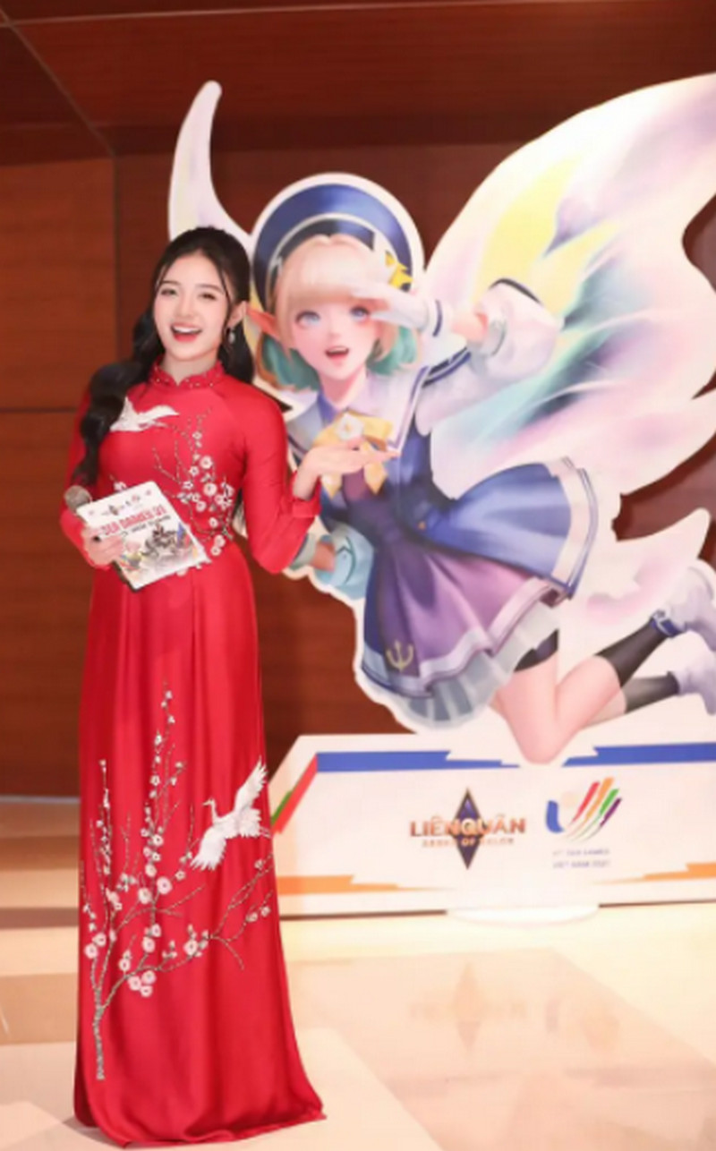 Các nữ MC làng game diện áo dài tại sân khấu SEA Games 31 khiến vạn người mê