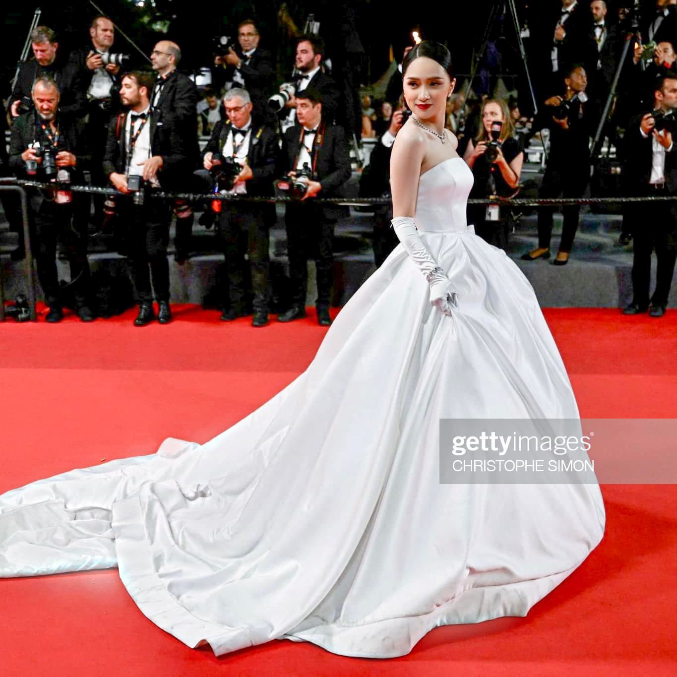 Hương Giang mờ nhạt trên thảm đỏ Cannes