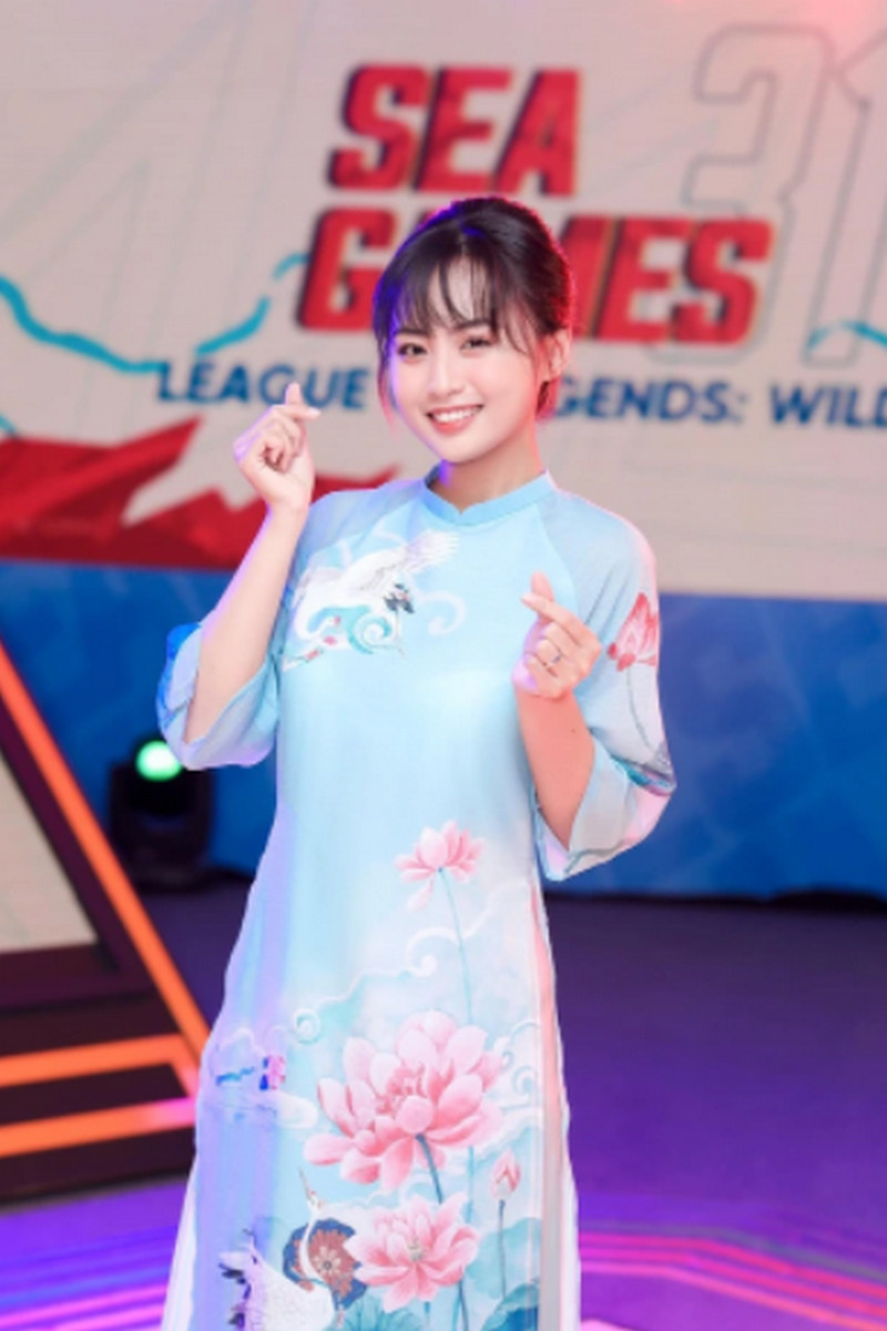 MC Minh Nghi khiến dân tình dậy sóng vì “3 phần xinh đẹp, 7 phần đáng yêu” tại SEA Games 31