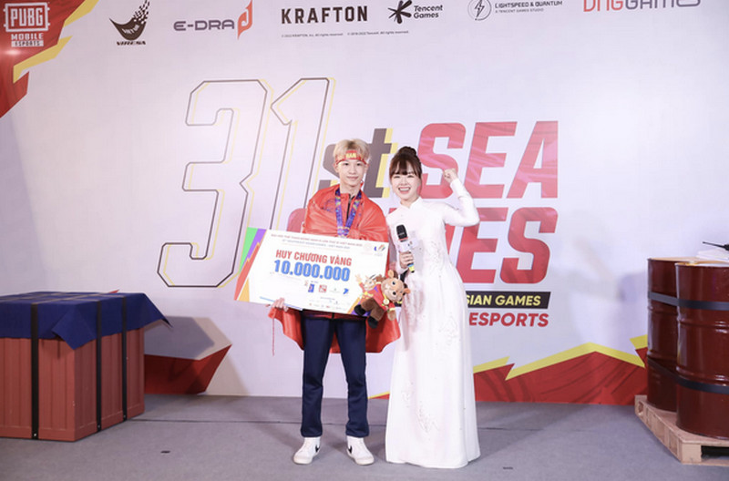 MC Thảo Trang đốn tim CĐM khi diện áo dài trắng trên sân khấu SEA Games