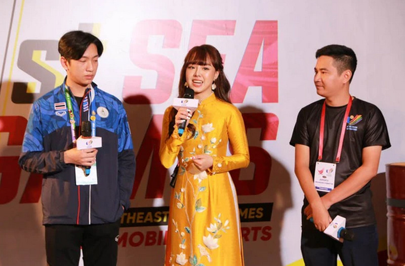 MC Thảo Trang duyên dáng trong tà áo dài tại SEA Games 31