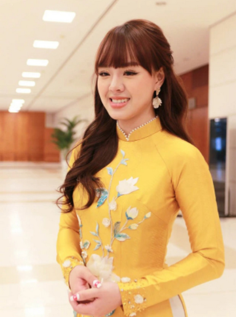 MC Thảo Trang dễ thương trong tà áo dài tại SEA Games 31