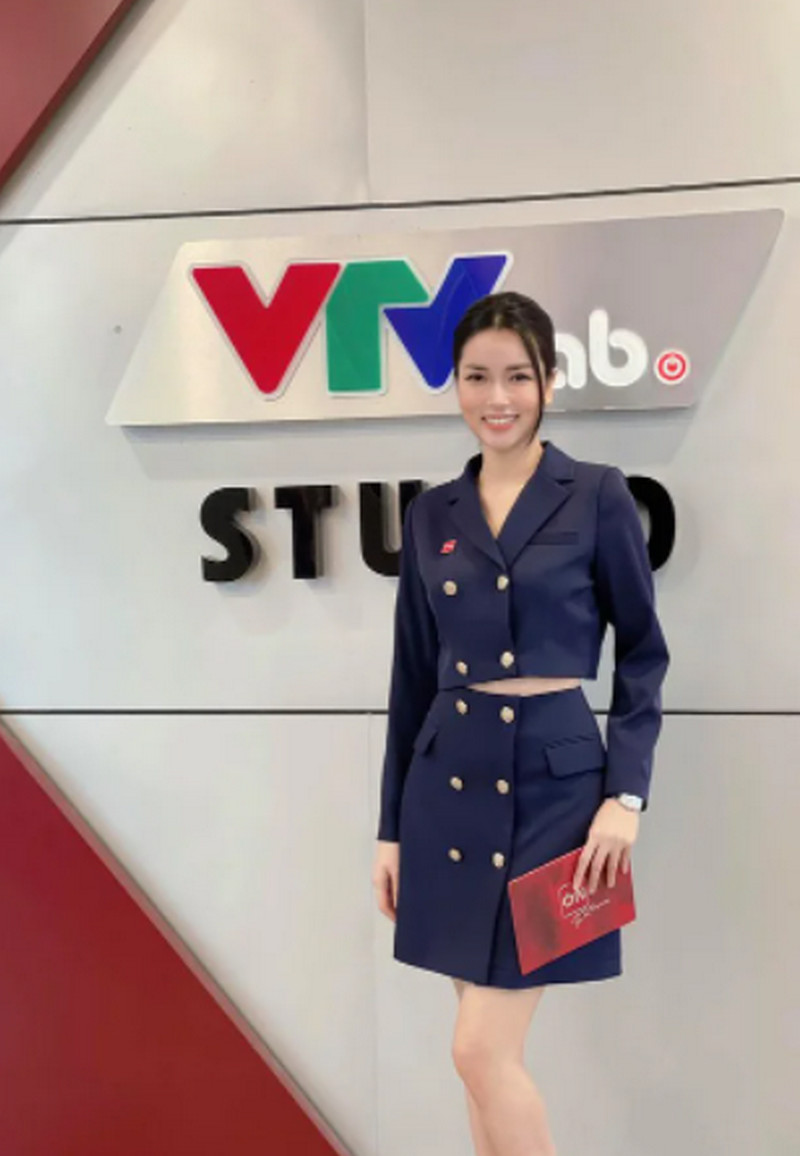Nữ MC song ngữ xinh đẹp, hết mình cổ vũ cho tuyển Đột Kích Việt Nam