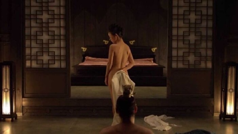 Ở bên kia nhà vua là Kwon Yoo lại là một người đàn ông say mê cô nhưng đó có phải là tình yêu hay chỉ đơn giản là những ham mê nhục dục?