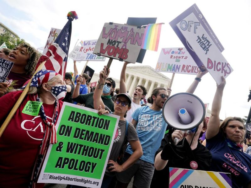 Phụ nữ biểu tình phản đối việc cấm phá thai