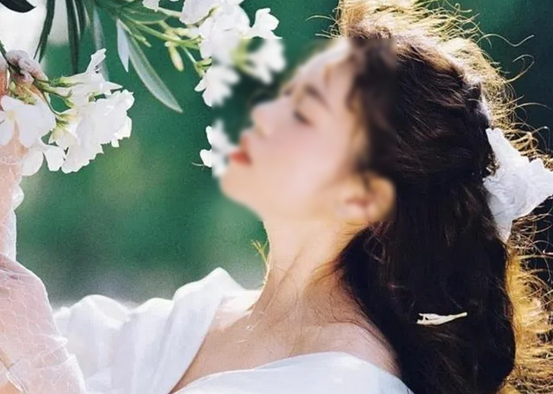 Blogger Trung Quốc và cái kết đắng nghét khi đu trend “ngậm hoa sống ảo”