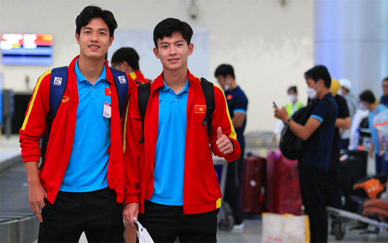 Phan Tuấn Tài chụp ảnh cùng Lương Duy Cương chia tay U23 Việt Nam