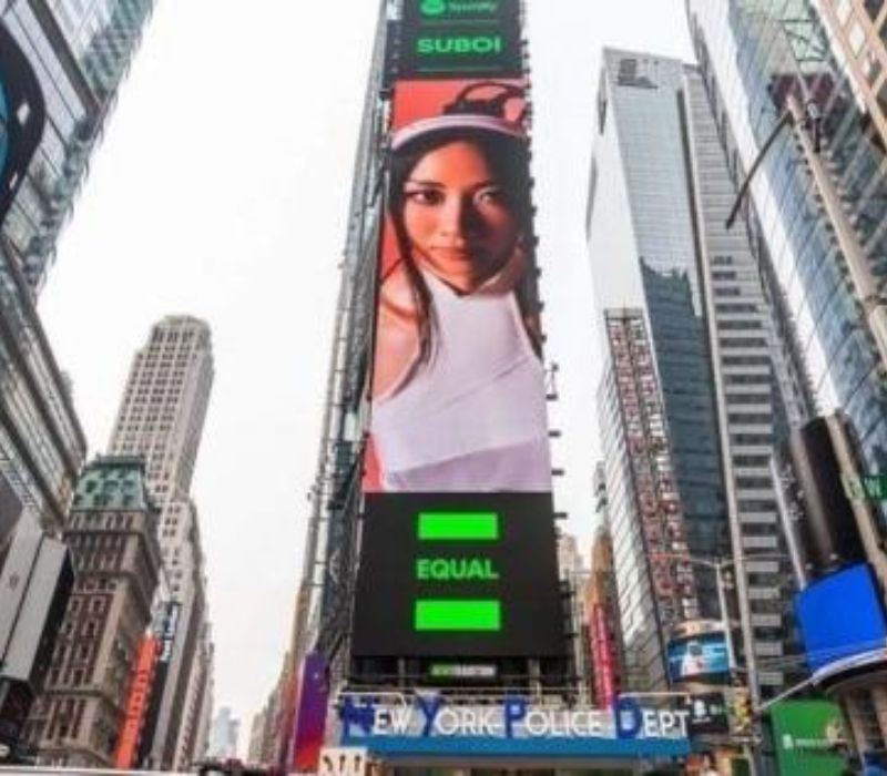Suboi là sao Việt đầu tiên được lên Billboard ở Quảng Trường Thời Đại New York