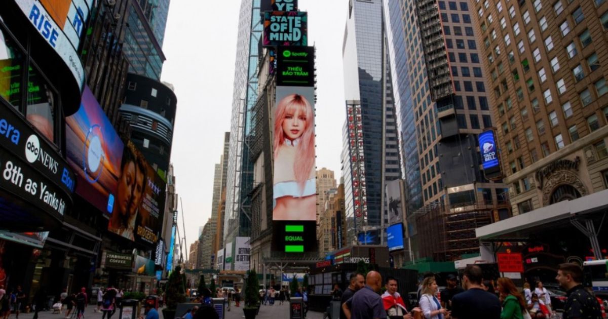 Hình ảnh Thiều Bảo Trâm xuất hiện tại Times Square ngày 22/6/2022
