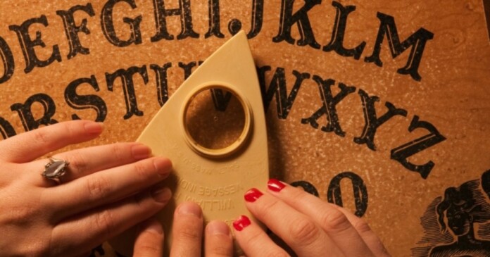 cau-co-2 Cầu cơ (Ouija) là gì? Hé lộ những bí ẩn kinh hoàng