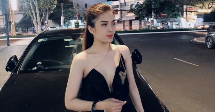 co-gai-nhay-mua-02 Info cô gái nhảy múa để quay clip “tóp tóp” ngay bên cạnh máy bay đang di chuyển